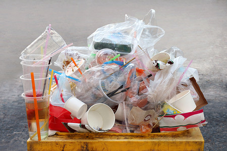 垃圾、垃圾场、塑料垃圾、一堆垃圾塑料垃圾瓶和袋子泡沫托盘，许多垃圾箱黄色，塑料垃圾污染