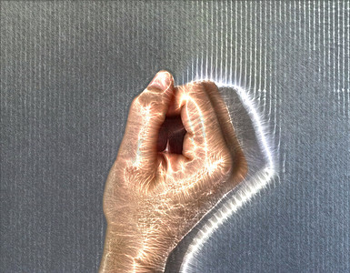 闪闪发光的金元宝摄影照片_带有 kirlian au 的发光人类女性手的 3D 插图