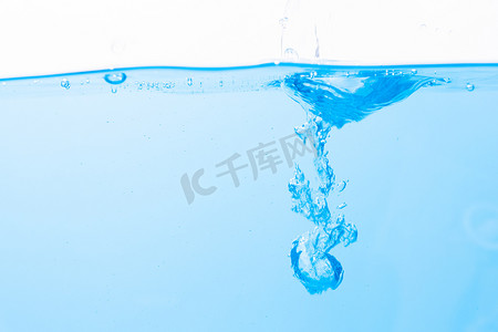 水面气泡摄影照片_水面和蓝色水泡