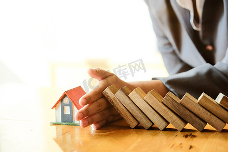 保护房子免于从木块、保险和风险概念上掉下来。