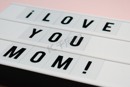 妈妈日在柔和的粉红色背景上签名说爱你妈妈，爱的概念，最小的，复制空间，风格设计