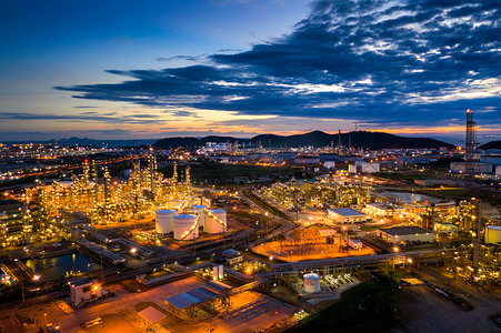 燃气燃烧器具安装摄影照片_黄昏时炼油厂的鸟瞰图。