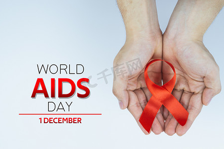 艾滋病意识，男性手握红色艾滋病意识丝带
