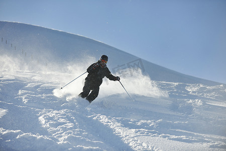男子滑雪免费乘车