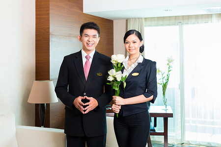 一候鸿雁来宾摄影照片_亚裔华人酒店经理欢迎贵宾