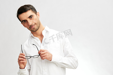 老板白衬衫姿势手势戴眼镜优雅风格
