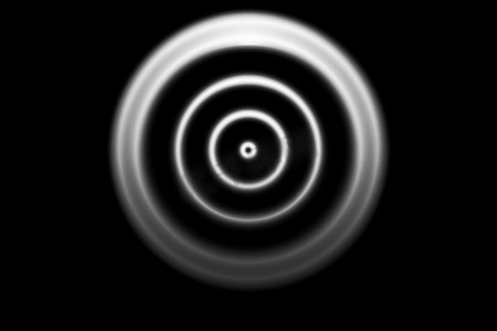 黑色背景上带有环形灯的抽象白色圆圈