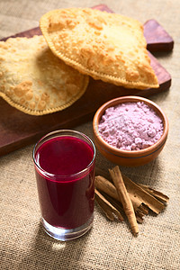 玉米的地摄影照片_玻利维亚 Api，一种紫色玉米饮料