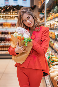 超市里带着兔子的年轻女子