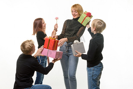 孩子们给妈妈送礼物，男孩们在盒子里送礼物，花童
