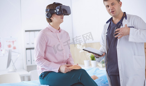 远程医疗概念中戴 VR 眼镜的女病人