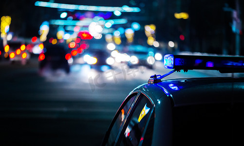 城市夜间警车灯 — 喜怒无常的特写镜头，有选择性的焦点和散景