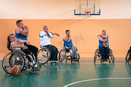 残疾篮球队在训练开始前进行热身和伸展运动