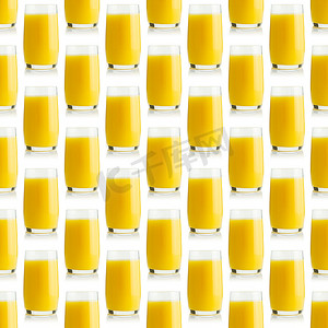 新鲜橙汁、芒果或菠萝在玻璃中重复白色背景上的无缝图案。