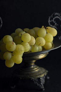 古董静物中的白葡萄