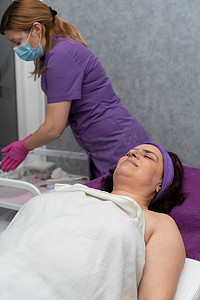 摩拳擦掌摄影照片_美容师为患者皮肤的下一阶段治疗做好准备。