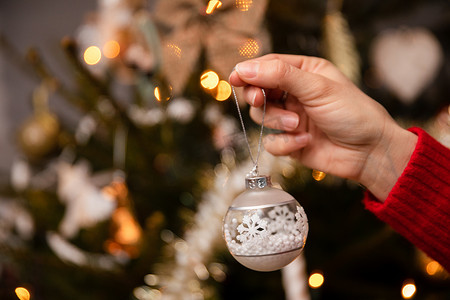 改善摄影照片_圣诞节装饰活圣诞树时的特写视图。