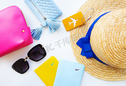 假期准备-帽子、眼镜、护照、化妆包、钱包。