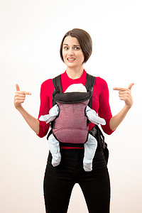 Babywearing 混淆了年轻妈妈和不符合人体工程学的吊带中的宝宝。