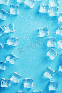 冷藏车卸货摄影照片_蓝色背景上散落着水滴的冰块，顶视图。