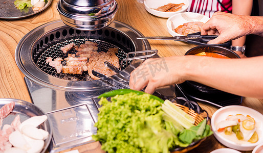 便当韩式摄影照片_餐厅在炉灶上烤肉猪肉韩式烧烤传统风格