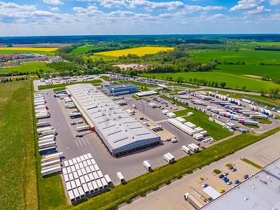 工厂鸟瞰摄影照片_从上方鸟瞰仓库或工业工厂或物流中心。