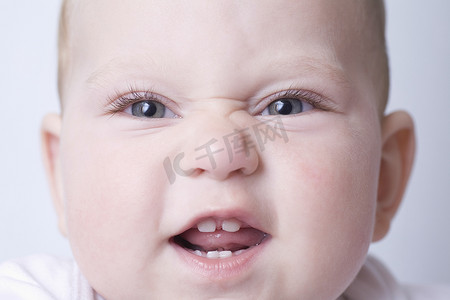 男婴皱起鼻子，摆出滑稽的表情