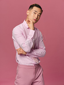 男子亚洲外观优雅风格粉红色西装裁剪视图