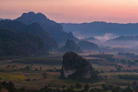 泰国北部 Phu Langka 的日出，Phu Langka 国家公园占地约 31,250 Rai，位于那空拍侬府 Ban Phaeng 区 Pai Loam 分区