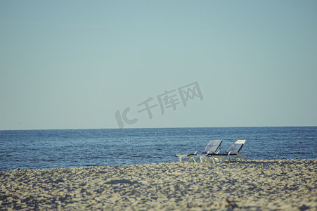 海滩上的沙滩躺椅
