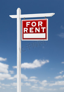 房地产蓝色广告摄影照片_蓝天白云上的右向出租房地产标志