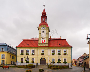 捷克语摄影照片_有钟楼的巴洛克式市政厅在赫林斯科，维索西纳，捷克