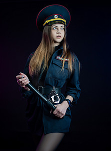 一名身穿俄罗斯警察制服、手持警棍的女子。