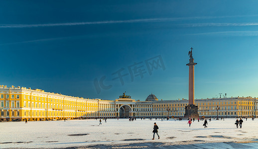 俄罗斯，圣彼得堡，2016 年 3 月 1 日：冬宫广场、亚历山大纪念柱、冬宫、日落时主参谋部的拱门、设计师罗西凯旋战车
