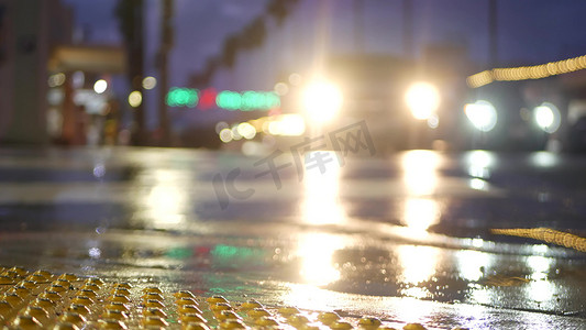 大气公路摄影照片_雨天道路上的灯光反射。