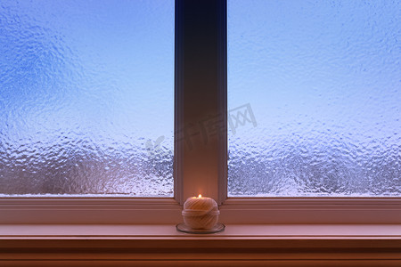 结冰的球摄影照片_窗台上的毛线蜡烛球