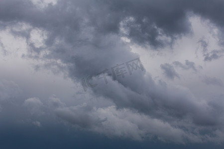 灰色天空摄影照片_灰色传入的暴风云黑暗特写背景