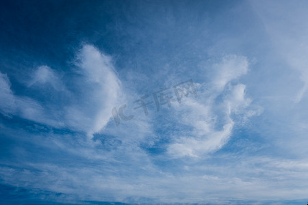 流线条摄影照片_美丽的云彩背景，白云和蓝天的线条清晰可见，顶部是阳光