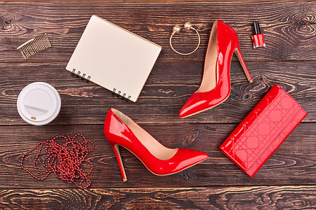 扁平的红色女性配饰和空白记事本，用于复制空间。