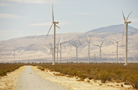 风力涡轮机之间的莫哈韦沙漠公路。