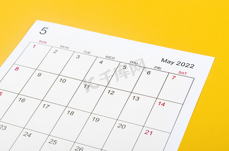 2022 年 5 月黄色背景日历表。
