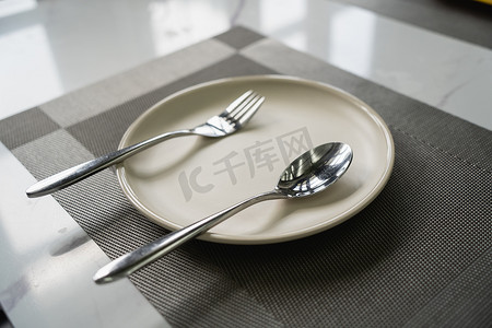 餐厅桌子上的空盘子勺子和叉子。