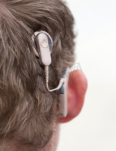 耳式摄影照片_带入耳式耳机的保镖