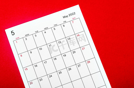 5月份摄影照片_2022 年 5 月红色背景日历表。