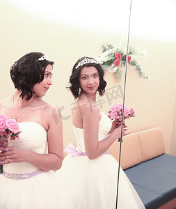 新娘捧花站在镜子前。