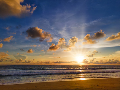 与黄色、蓝色天空和太阳ra的Colorfull热带海滩日落