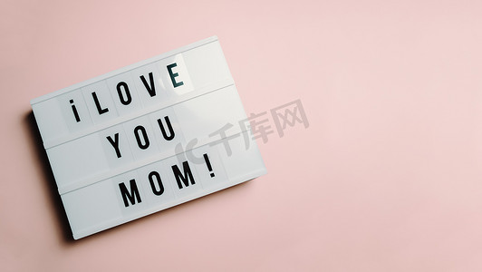 妈妈日在柔和的粉红色背景上签名说爱你妈妈，爱的概念，最小的，复制空间，风格设计