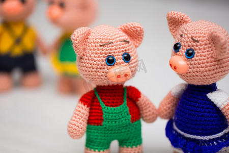 儿童针织小猪玩具。