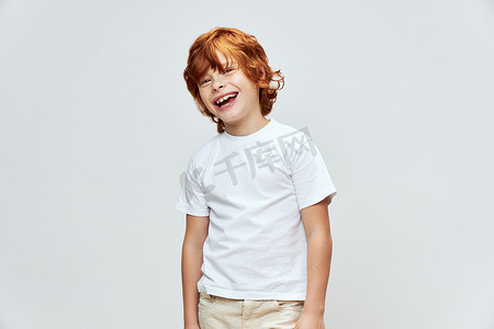 快乐的孩子白色 T 恤大开微笑裁剪视图白色 T 恤工作室