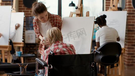 坐在轮椅上的老人在艺术课上绘制灵感模型